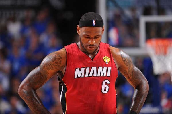 紧跟时事，韩国艺人在热刺vs纽卡看台模仿酷玩乐队观众出轨（紧跟热点：韩国艺人现身热刺vs纽卡看台，模仿酷玩演唱会“观众出轨”梗）