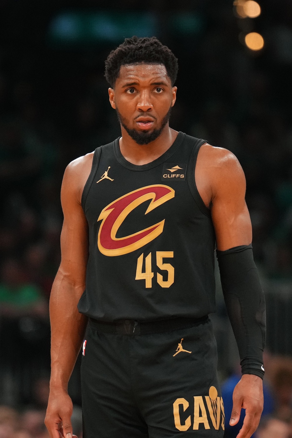 胡尔克完成职业生涯500球里程碑，球迷打出巨型TIFO致敬（胡尔克达成生涯500球壮举，球迷以巨型TIFO致敬）