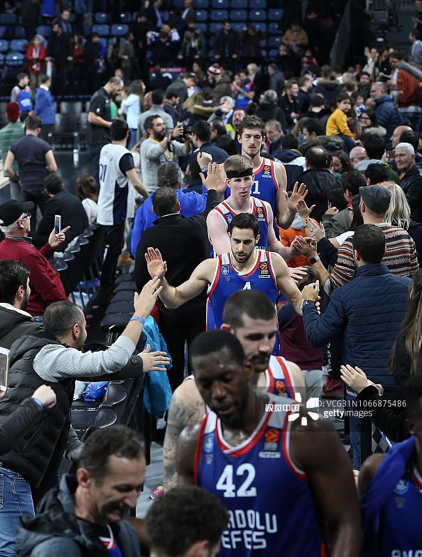 邹市明从奥运冠军到创业失败，经历挫折与反思，展现人生选择与责任的复杂性。（从奥运桂冠到创业折戟，邹市明的挫败与自省，映照人生抉择与担当的多面性）