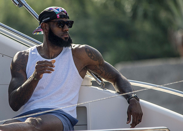 骑士新赛季表现下滑，爆冷输给马刺，主场优势助力取胜，马刺虽缺主力仍保持竞争力。（骑士状态走低遭马刺爆冷，主场加持助其告捷，马刺缺将仍具竞争力）