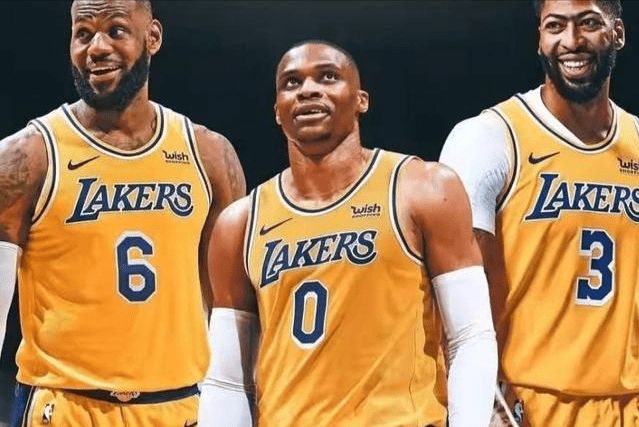 阿森纳3-1拜仁破其不败金身，马杜埃凯首球诺伊尔失误送礼（阿森纳3-1力挫拜仁终结不败，马杜埃凯处子球破门，诺伊尔低级失误送礼）