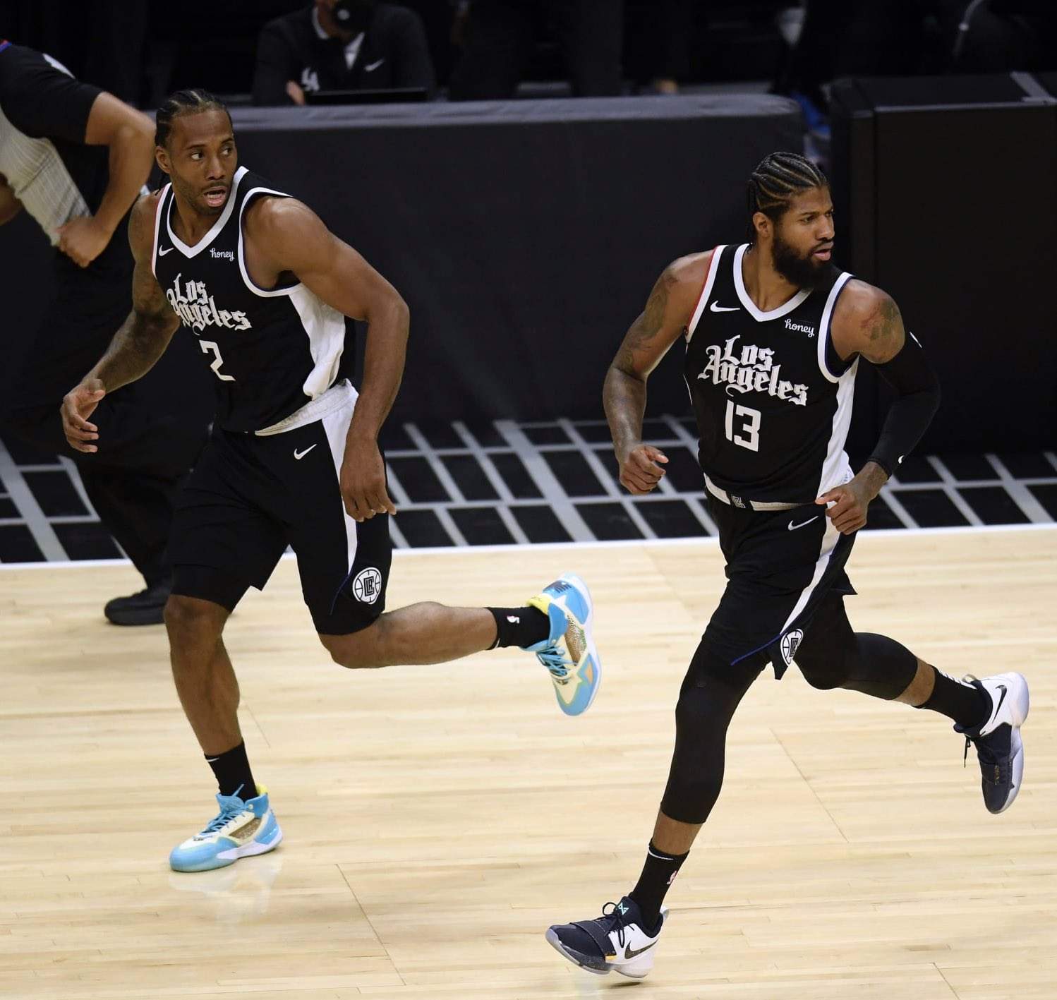 一波三折！邮报：曼联前锋谢什科因食物中毒，复出再次推迟（邮报：谢什科食物中毒，曼联前锋复出计划再度延后）